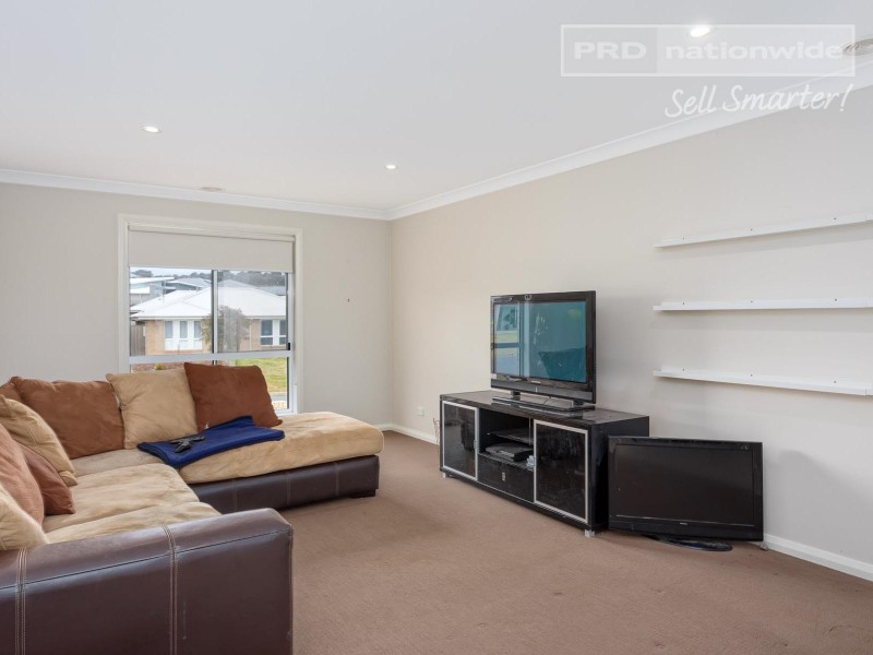 2/30 Osterley Street, Bourkelands NSW 2650
