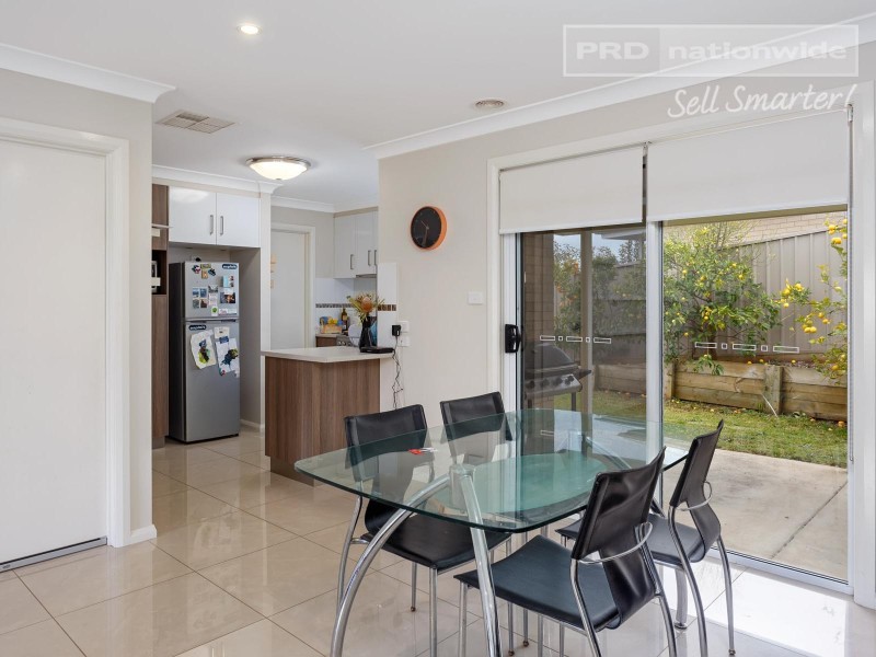 2/30 Osterley Street, Bourkelands NSW 2650