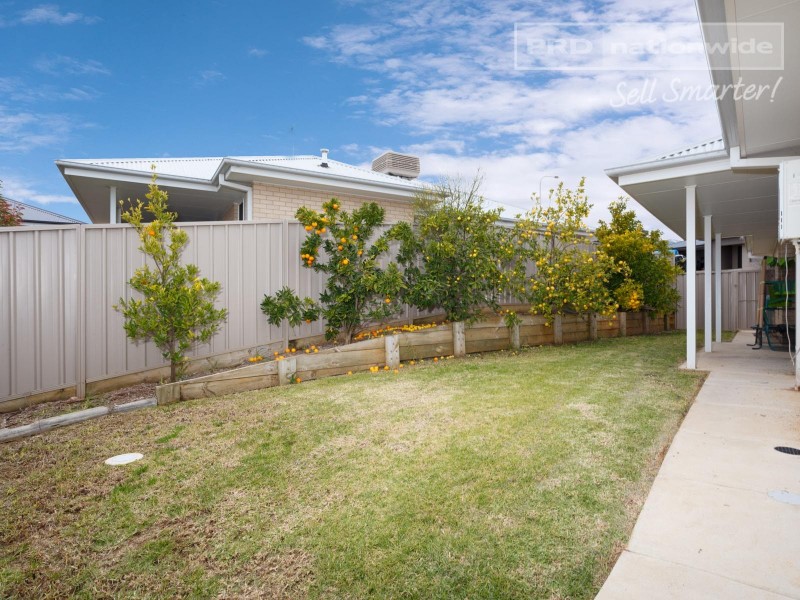 2/30 Osterley Street, Bourkelands NSW 2650