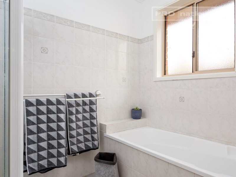 30 Langi Crescent, Glenfield Park NSW 2650