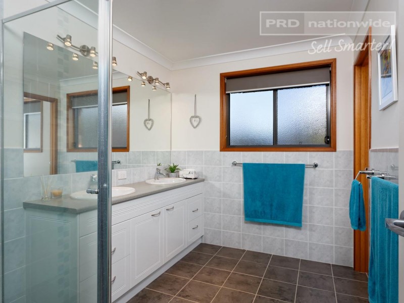 129 Brooklyn Drive, Bourkelands NSW 2650