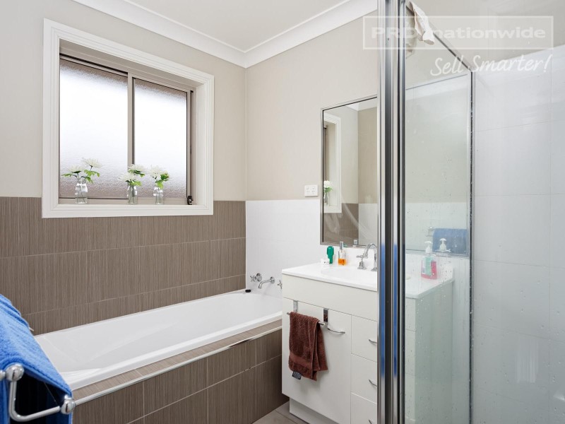 4/10 Kimberley Drive, Tatton NSW 2650