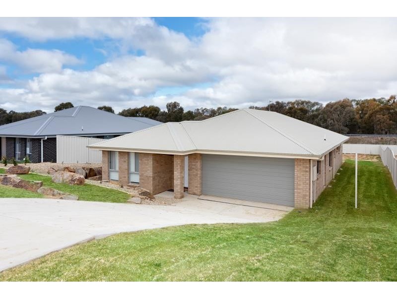 23 Sunvale Crescent, Estella NSW 2650