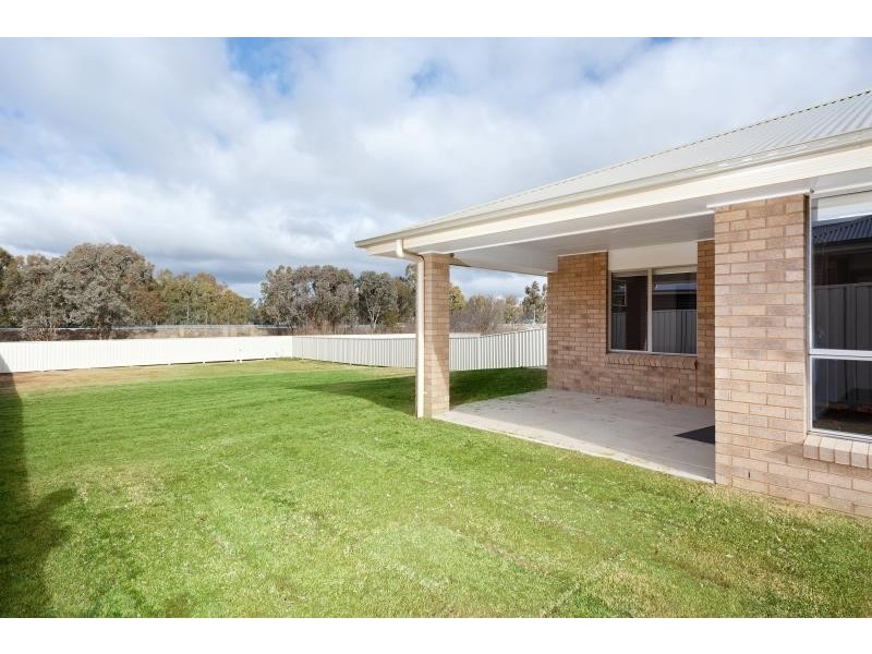 23 Sunvale Crescent, Estella NSW 2650