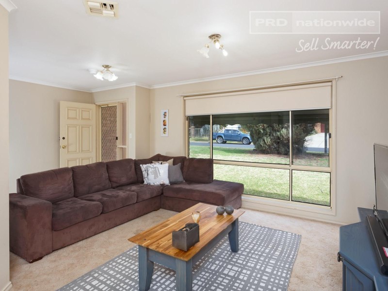 68 Balleroo Crescent, Glenfield Park NSW 2650