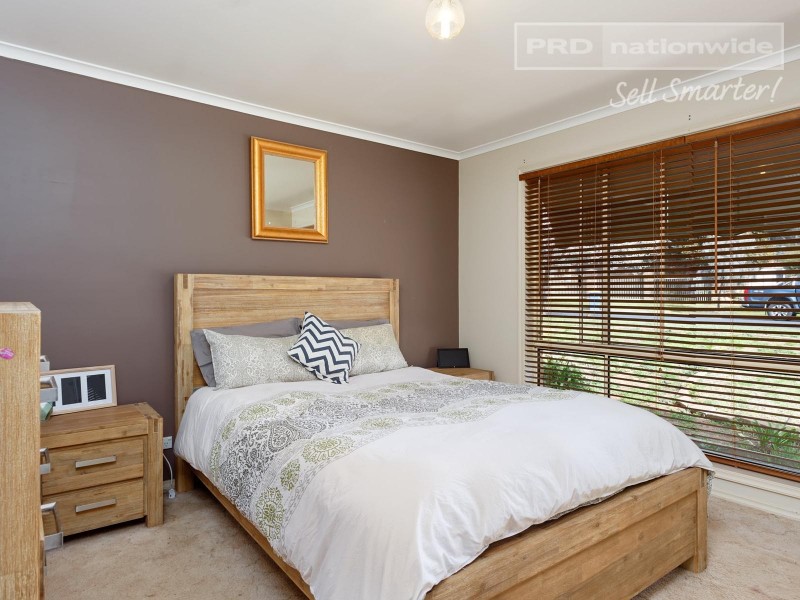 68 Balleroo Crescent, Glenfield Park NSW 2650