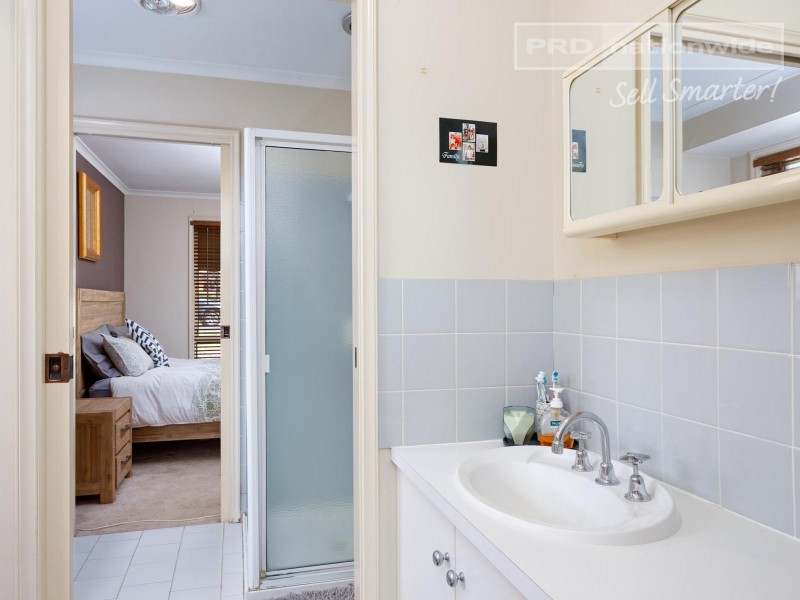 68 Balleroo Crescent, Glenfield Park NSW 2650