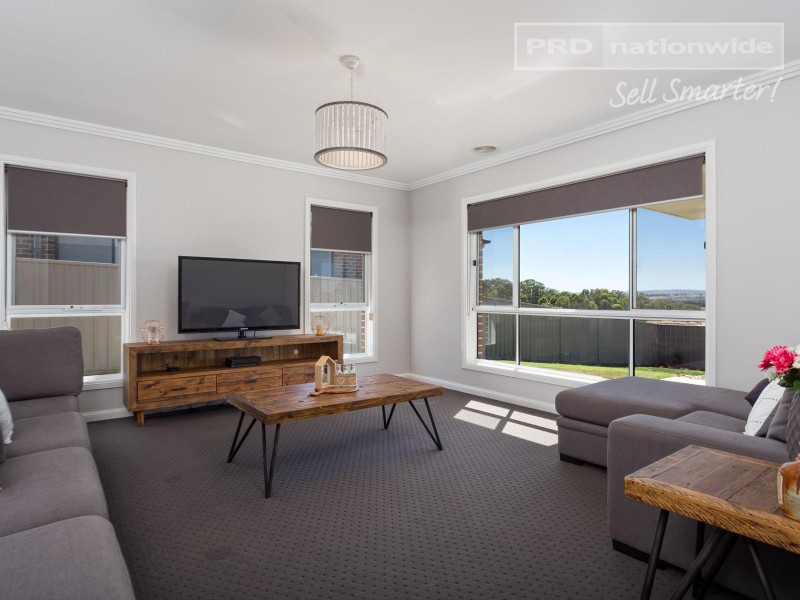 11 Whitten Avenue, Boorooma NSW 2650