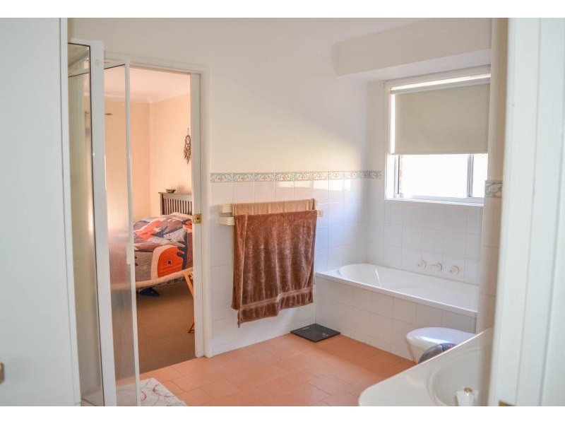 44 Yentoo Drive, Glenfield Park NSW 2650