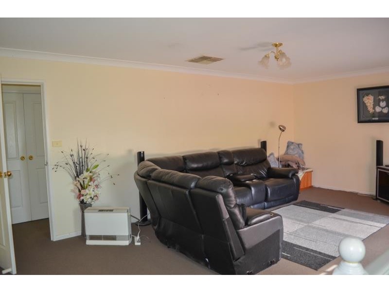 44 Yentoo Drive, Glenfield Park NSW 2650