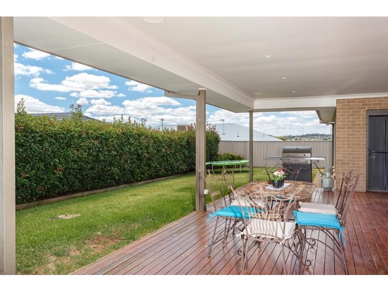 2 Fisher Place, Lloyd NSW 2650