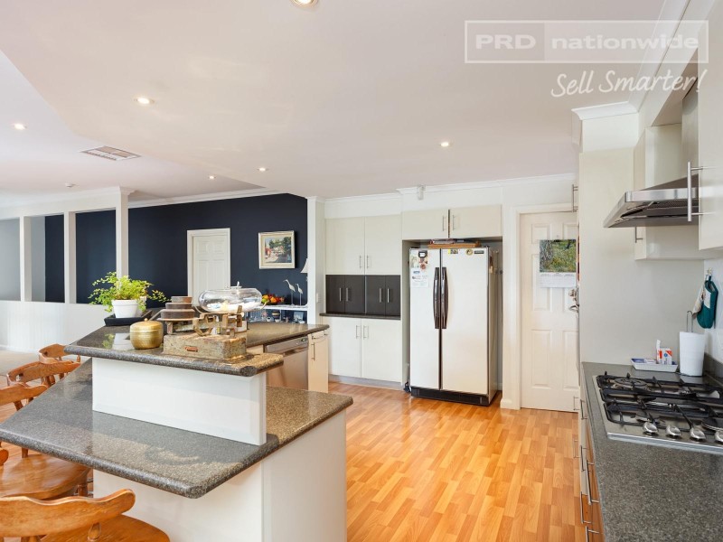 8 Headley Place, Kooringal NSW 2650