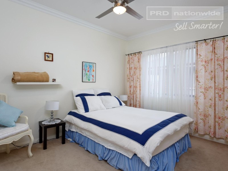 8 Headley Place, Kooringal NSW 2650