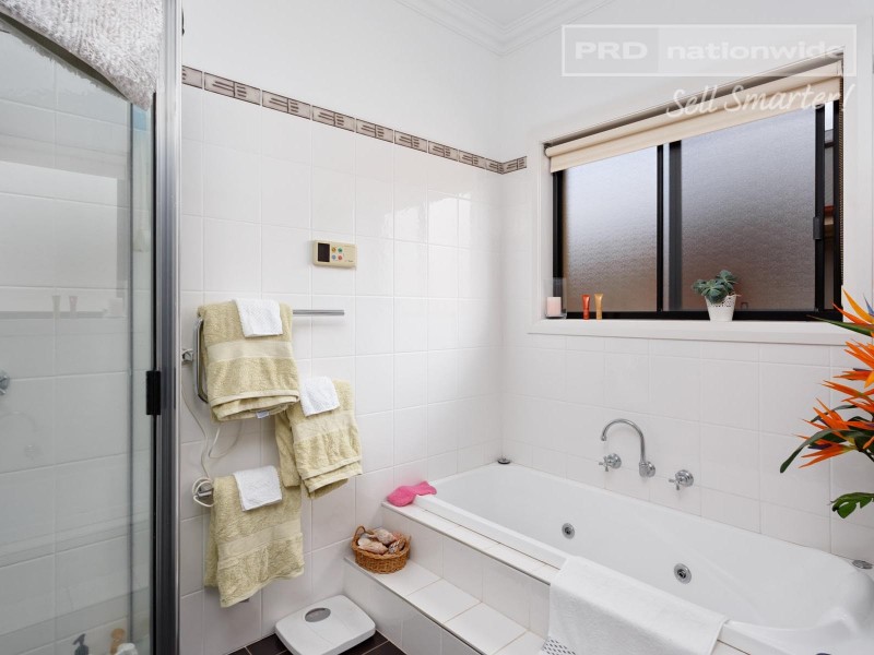 8 Headley Place, Kooringal NSW 2650