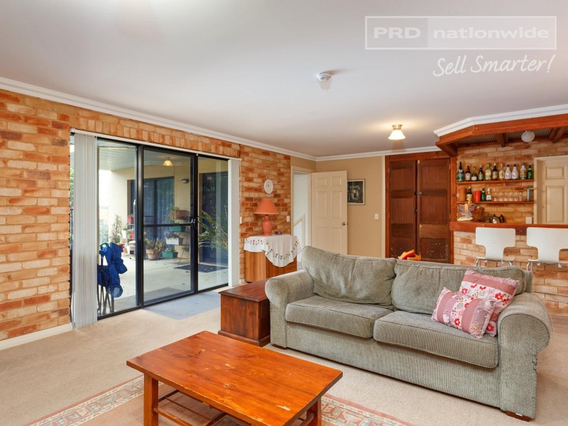8 Headley Place, Kooringal NSW 2650
