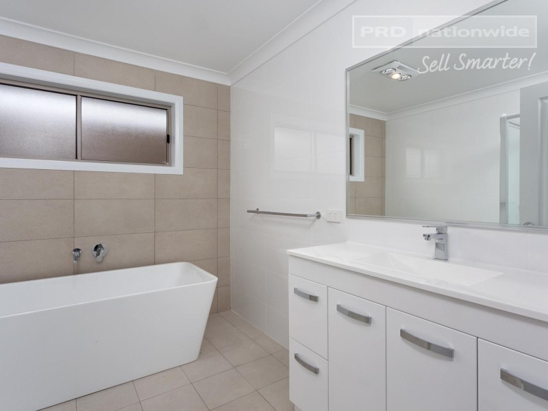 49 Lingiari Drive, Lloyd NSW 2650