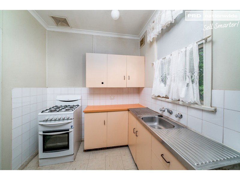 11 Spooner Avenue, Mount Austin NSW 2650