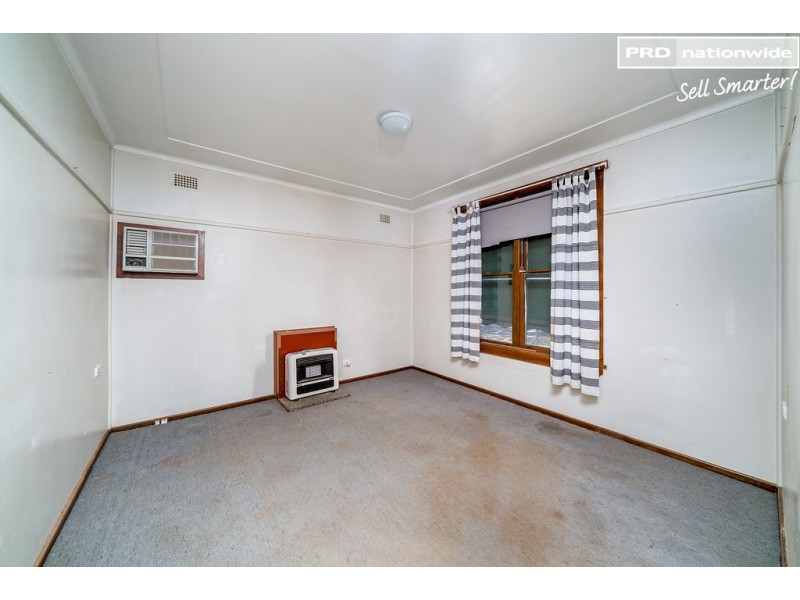 11 Spooner Avenue, Mount Austin NSW 2650