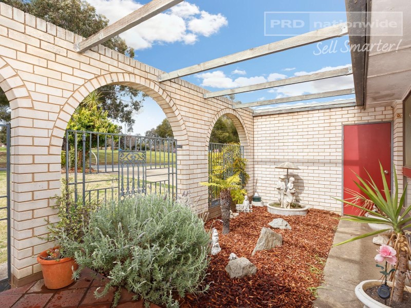 4 Cobb Street, Tolland NSW 2650