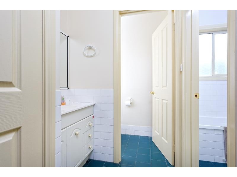 1/8 Keane Place, Kooringal NSW 2650