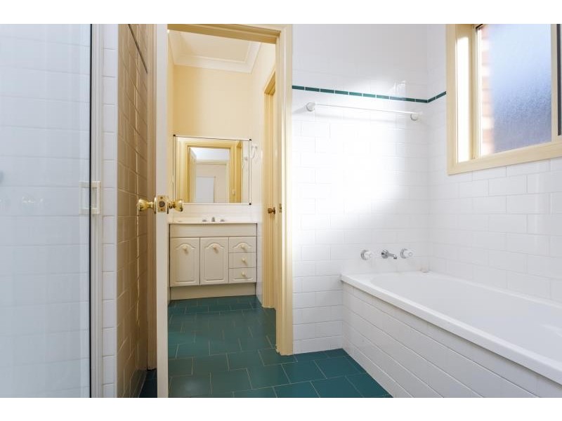 1/8 Keane Place, Kooringal NSW 2650