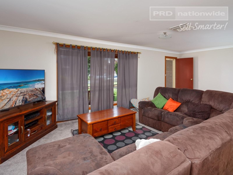 13 Magnolia Parade, Lake Albert NSW 2650
