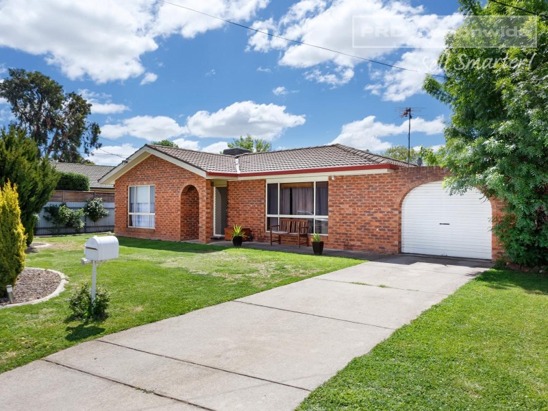 13 Magnolia Parade, Lake Albert NSW 2650