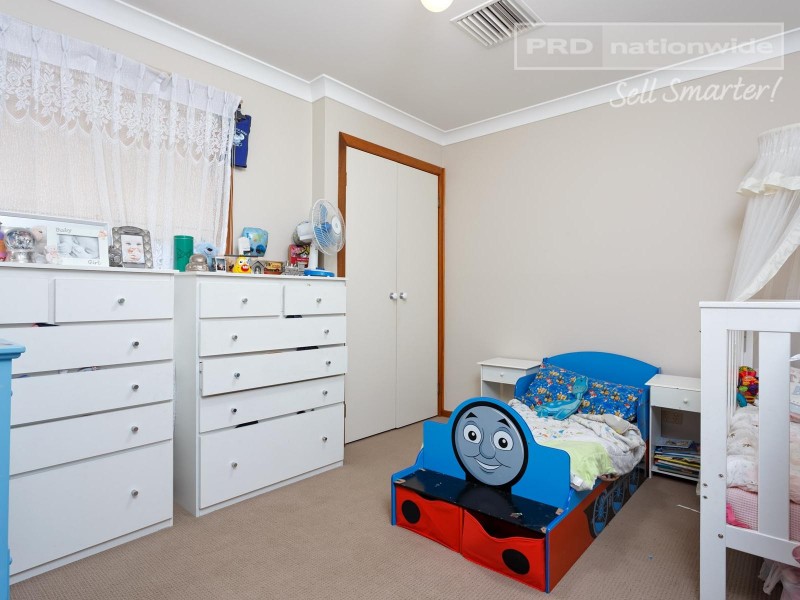 13 Magnolia Parade, Lake Albert NSW 2650