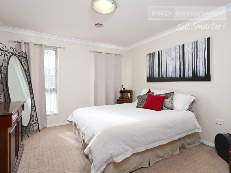 20 Lansdowne Avenue, Lake Albert NSW 2650