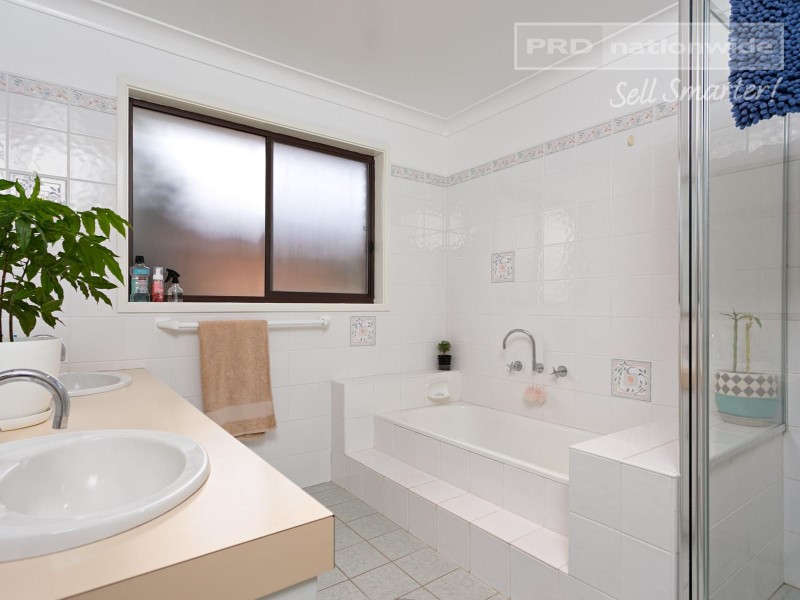 20 Lansdowne Avenue, Lake Albert NSW 2650