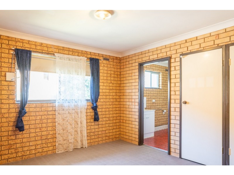 3/7B Henschke Avenue, Tolland NSW 2650