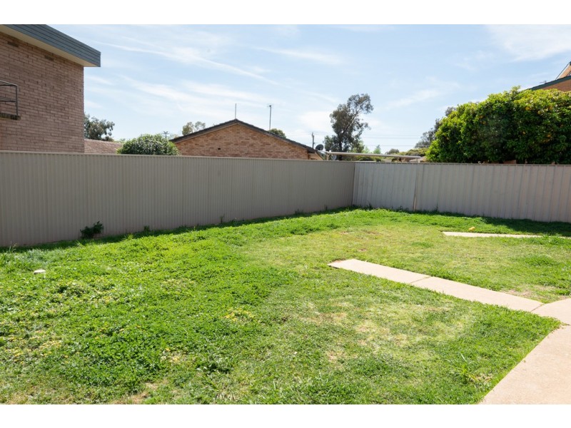 3/7B Henschke Avenue, Tolland NSW 2650