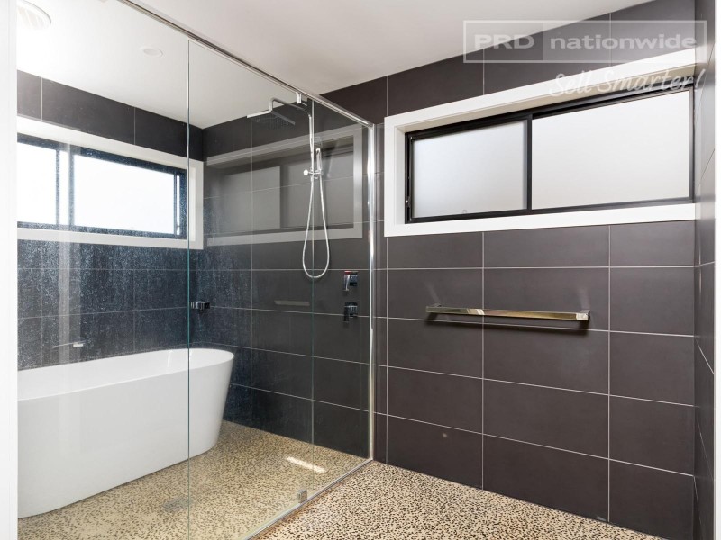 17 Barmedman Ave, Gobbagombalin NSW 2650