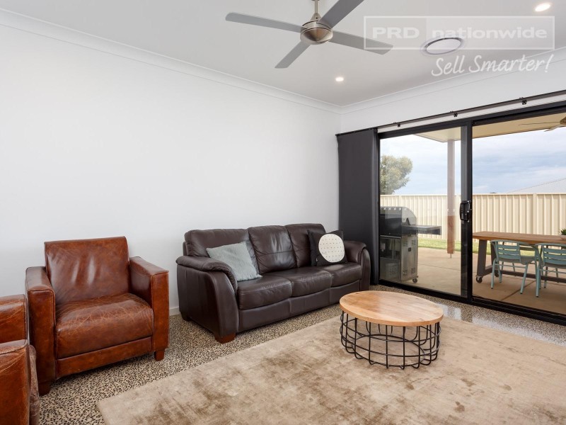17 Barmedman Ave, Gobbagombalin NSW 2650