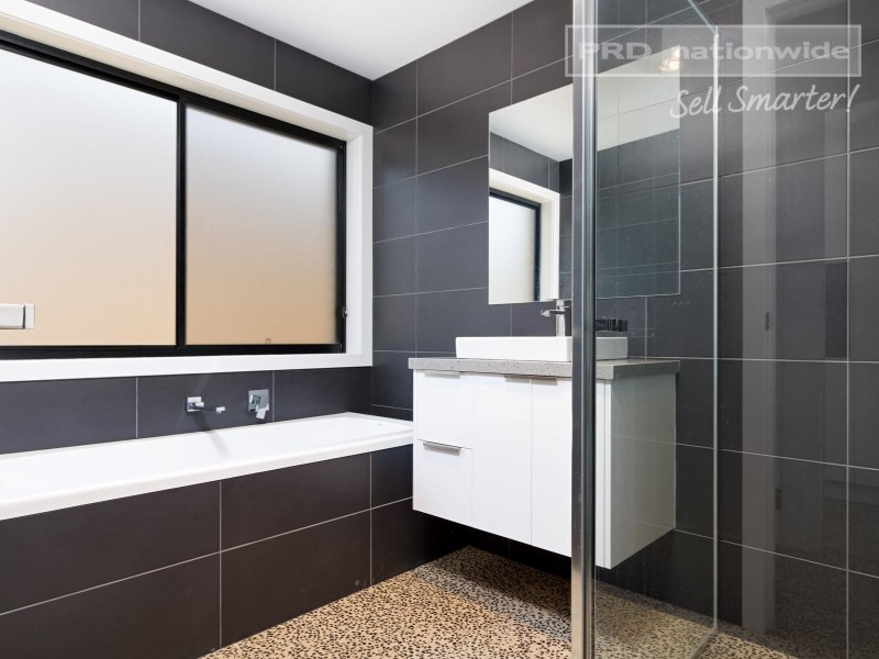 17 Barmedman Ave, Gobbagombalin NSW 2650