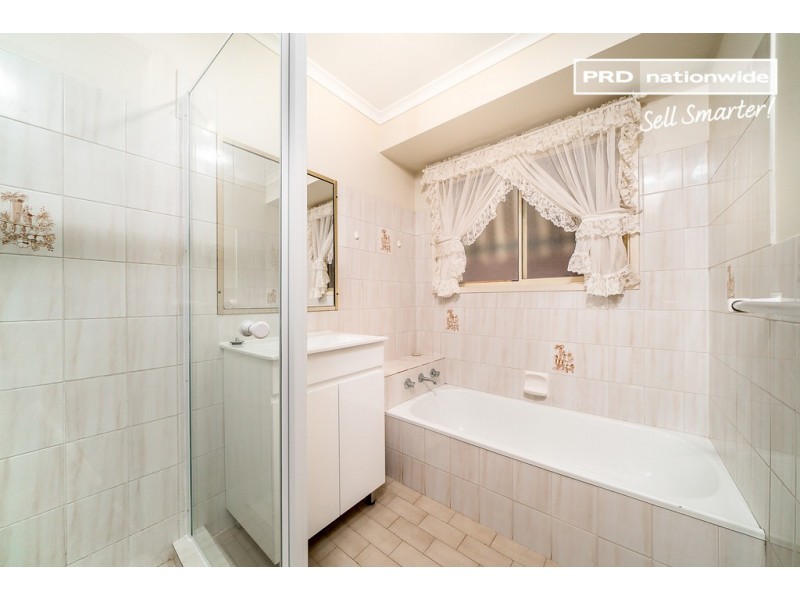 449 Lake Albert Road, Lake Albert NSW 2650