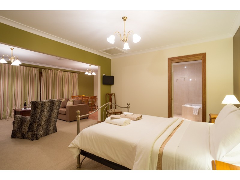 196 Dukes Road, Lake Albert NSW 2650