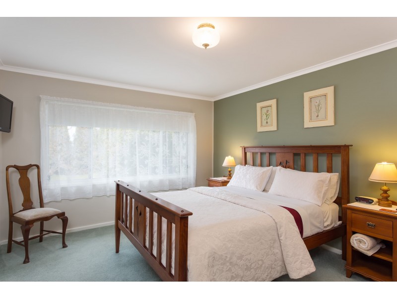 196 Dukes Road, Lake Albert NSW 2650