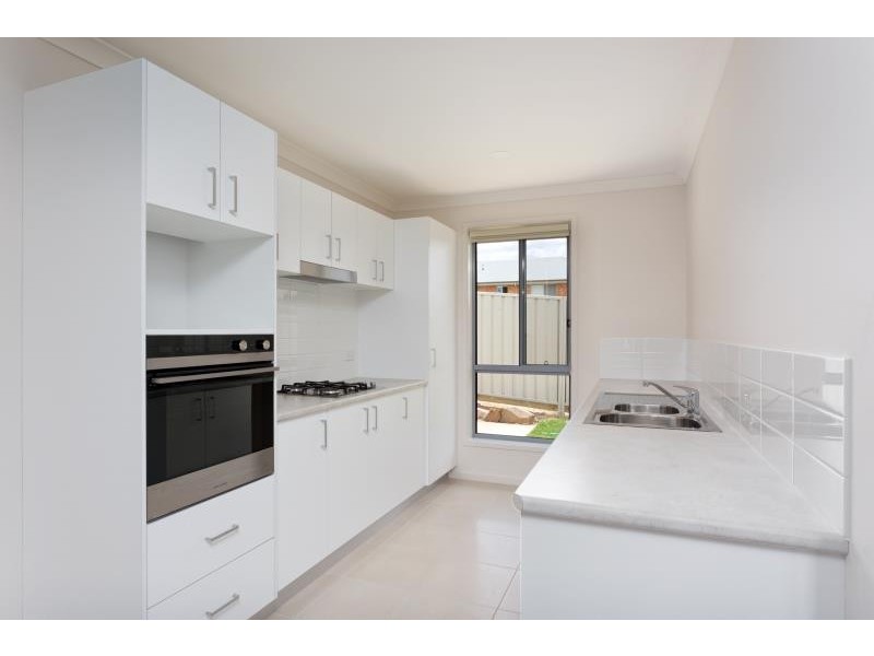 21 Sunvale Crescent, Estella NSW 2650