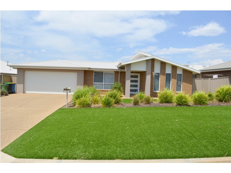 72 Lingiari Drive, Lloyd NSW 2650
