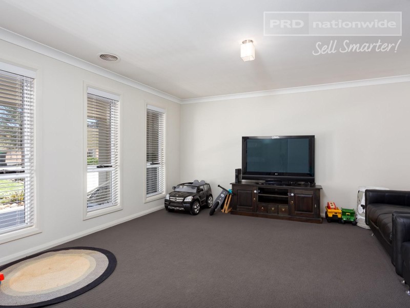 8 Preston Crescent, Lloyd NSW 2650