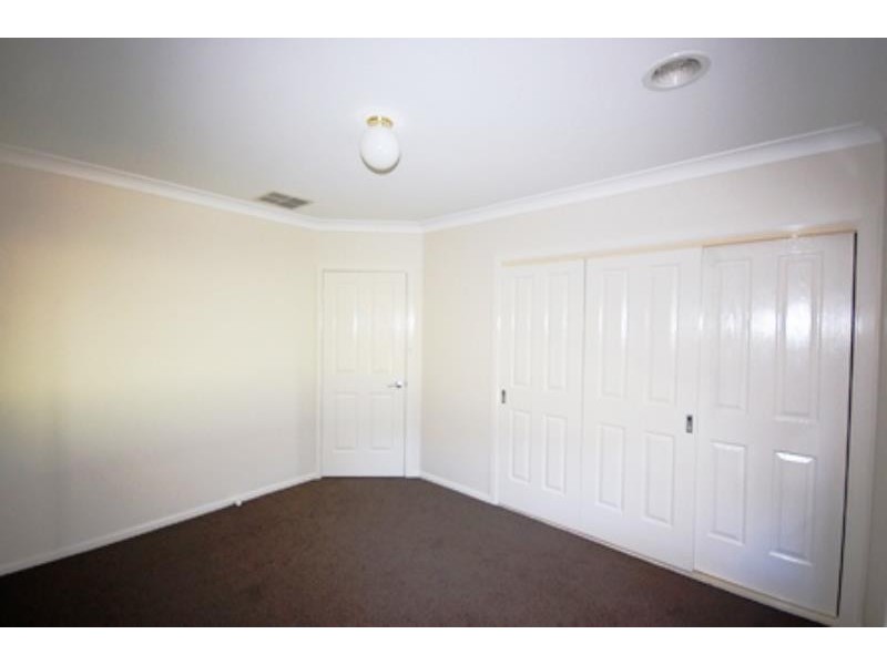 2 Post Place, Lake Albert NSW 2650