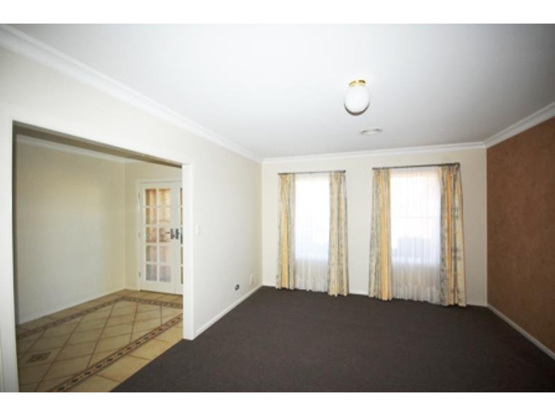 2 Post Place, Lake Albert NSW 2650