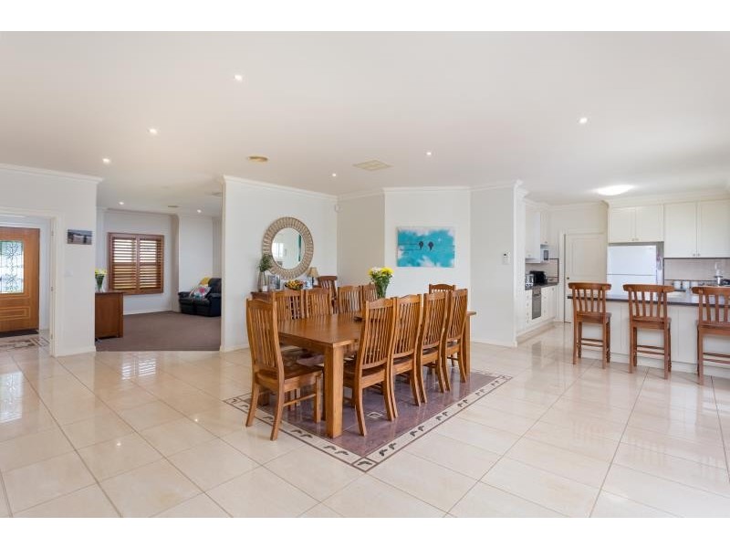 10 Deakin Avenue, Lloyd NSW 2650