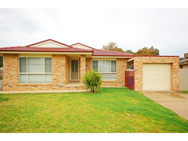 5 Boyd Place, Tolland NSW 2650