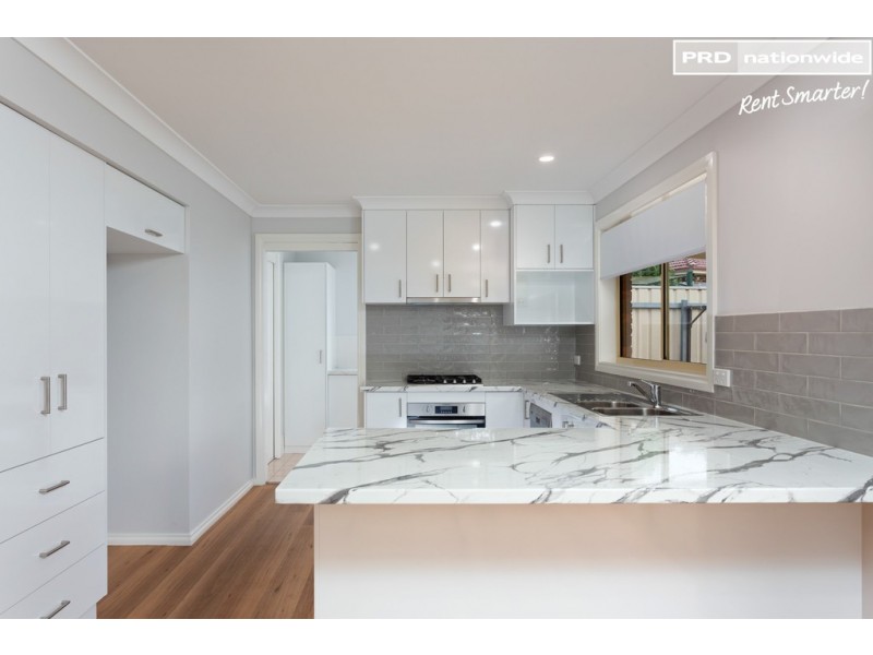 2/5 Minchin Place, Kooringal NSW 2650