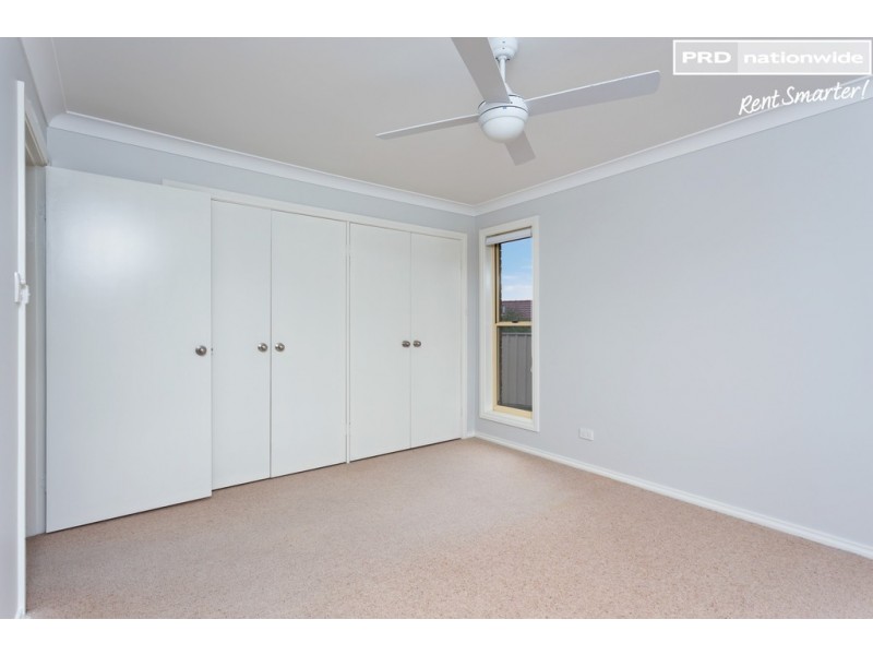 2/5 Minchin Place, Kooringal NSW 2650