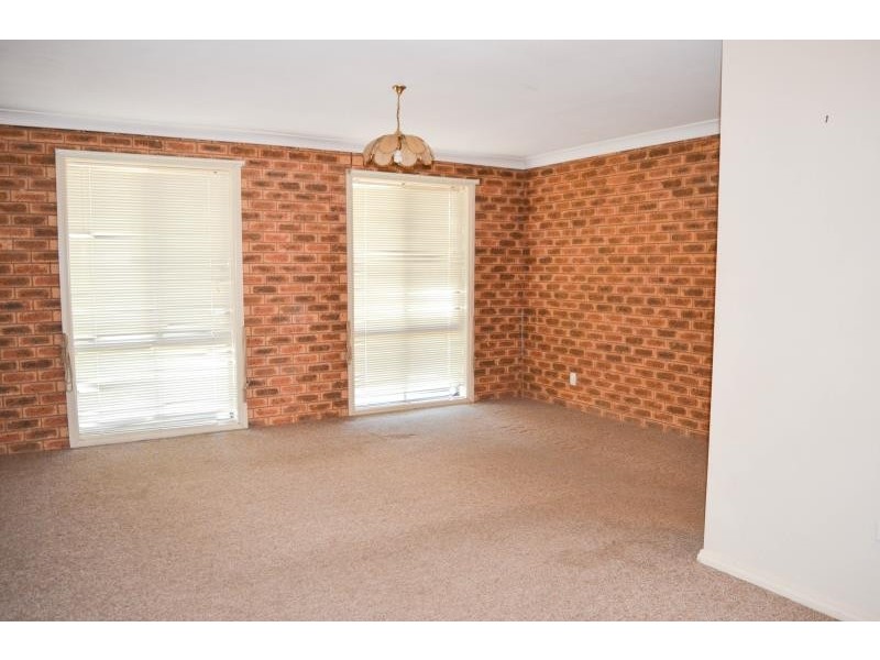 35 Warrambool Crescent, Glenfield Park NSW 2650