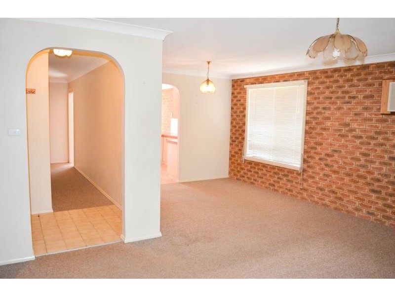 35 Warrambool Crescent, Glenfield Park NSW 2650