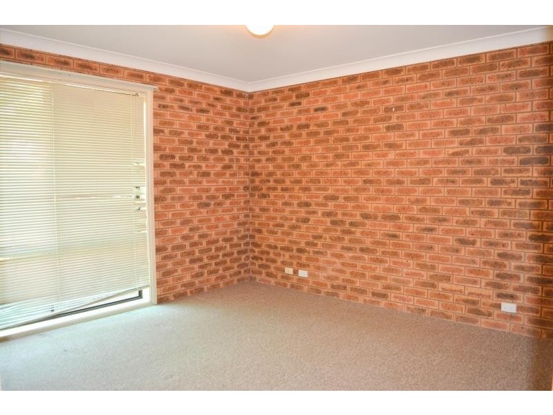 35 Warrambool Crescent, Glenfield Park NSW 2650